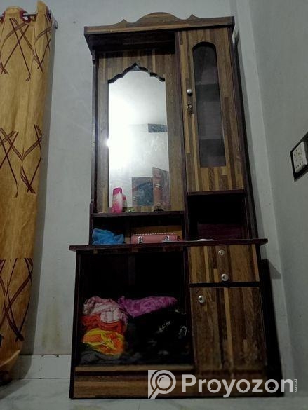 ড্রেসিং টেবিল