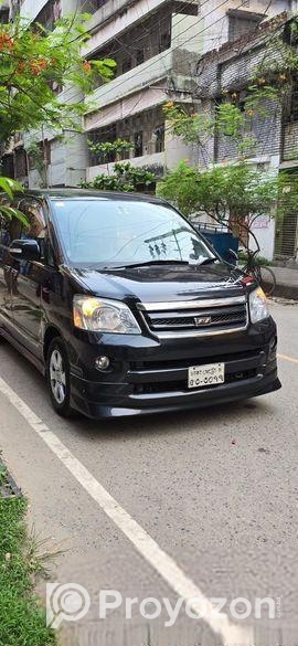 Toyota Noah . 2006