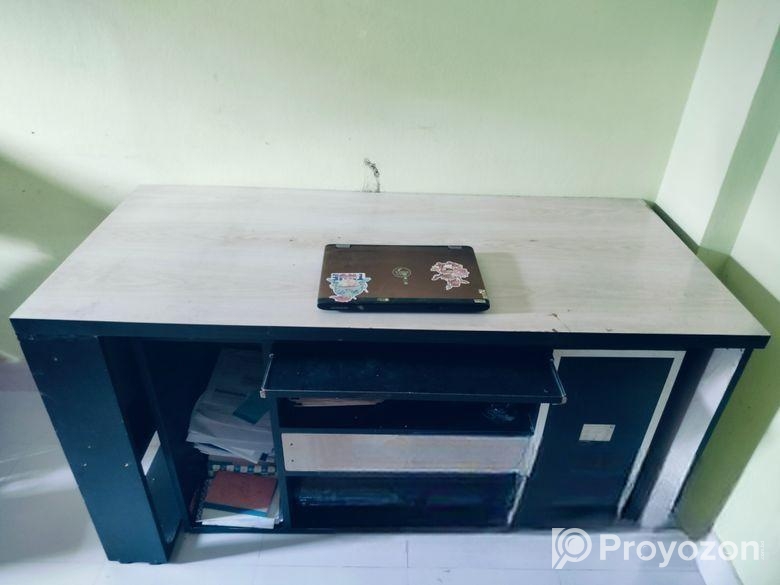 কম্পিউটার/রিডিং টেবিল এবং সাইড