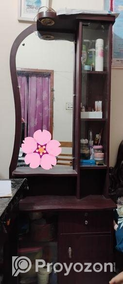 ড্রেসিং টেবিল এক বোর্ডের