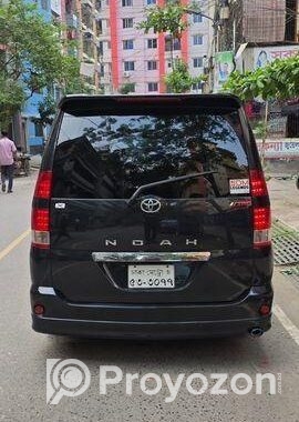 Toyota Noah . 2006