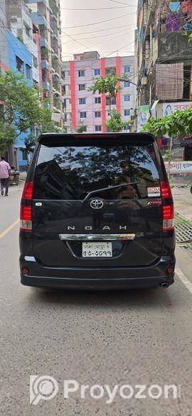 Toyota Noah . 2006