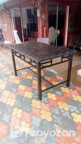 কালো ফ্রেমের ডাইনিং টেবিল