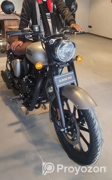 Royal Enfield Classic 350 . 2025