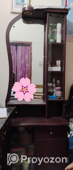 ড্রেসিং টেবিল এক বোর্ডের