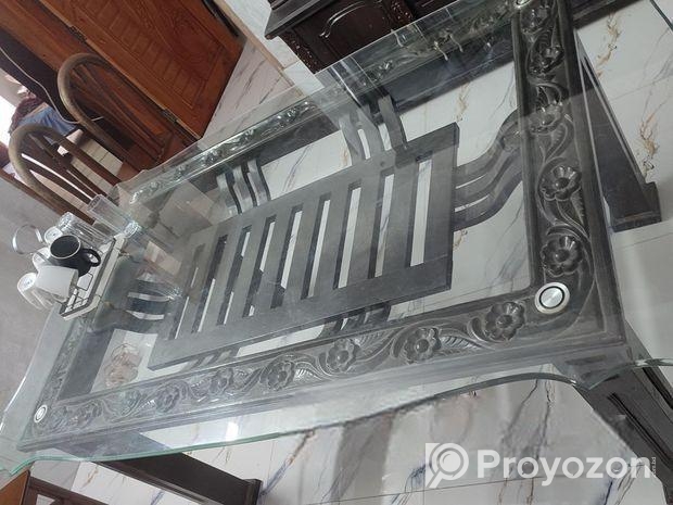 ডাইনিং টেবিল উইথ গ্লাস টপ এবং ৬ টি চেয়ার।