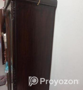 একটি শাড়ি রাখার আলমারি বিক্রি করা হবে