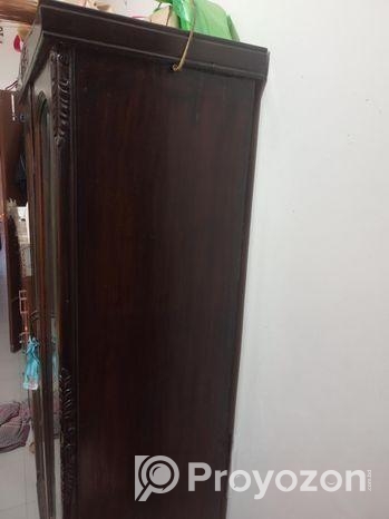 একটি শাড়ি রাখার আলমারি বিক্রি করা হবে