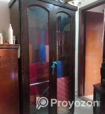 একটি শাড়ি রাখার আলমারি বিক্রি করা হবে