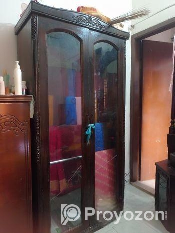 একটি শাড়ি রাখার আলমারি বিক্রি করা হবে