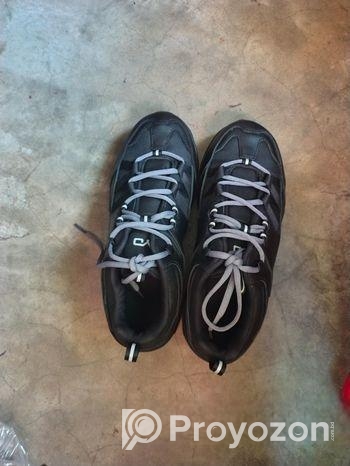 এই জুতা বিক্রি করা হবে