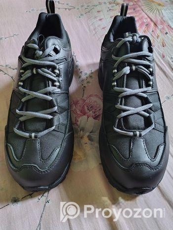 এই জুতা বিক্রি করা হবে