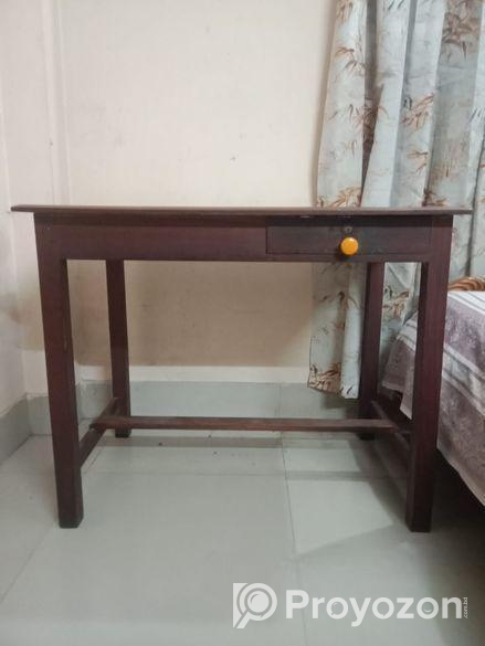 সেগুন কাঠের টেবিল