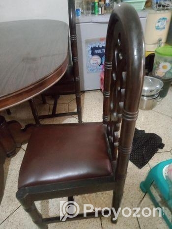 কাঠের ডাইনিং টেবিল এবং চেয়ার