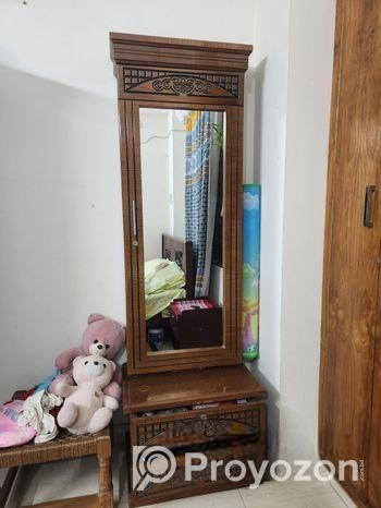 ড্রেসিং টেবিল