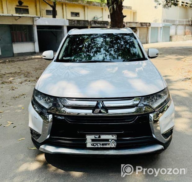 Mitsubishi Outlander . 2018