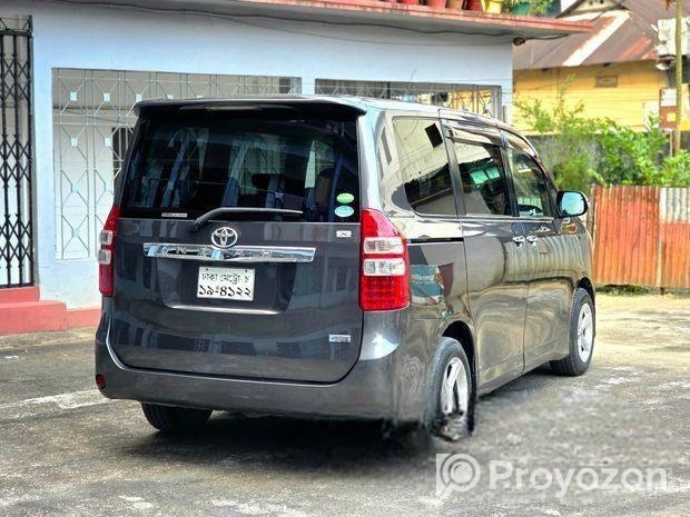 Toyota Noah X Push 2 Door PWR 2012
