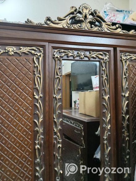 কাঠের আলমারি