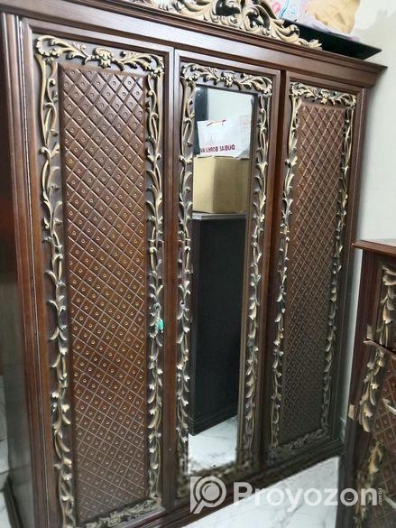 কাঠের আলমারি