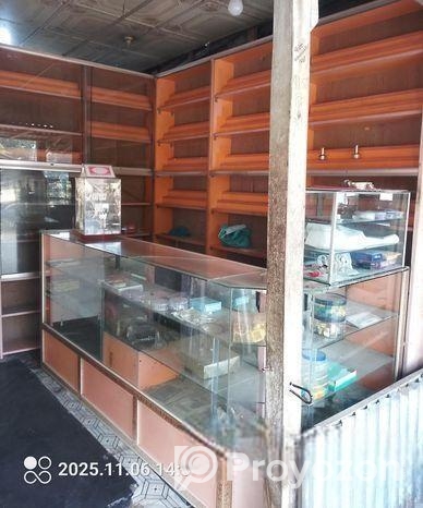 কসমেটিক্স দোকানের কাউন্টার ও র‍্যাক বিক্রি হচ্ছে —