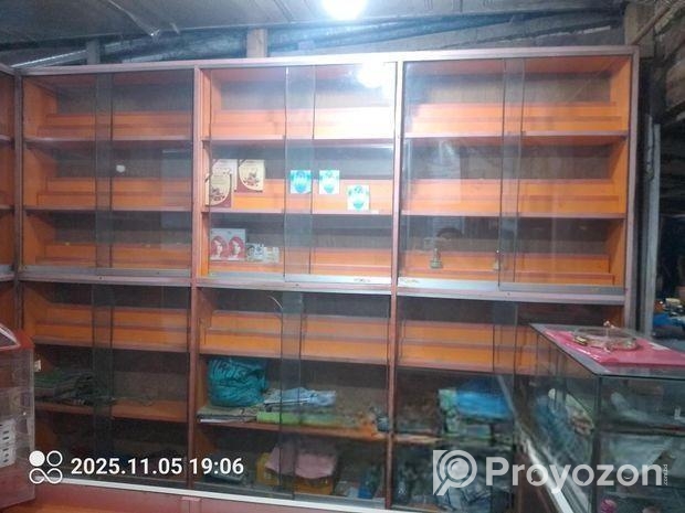 কসমেটিক্স দোকানের কাউন্টার ও র‍্যাক বিক্রি হচ্ছে —