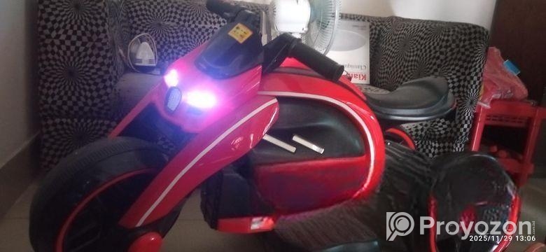 নতুন বাচ্চাদের বসে চালানোর গাড়ি।