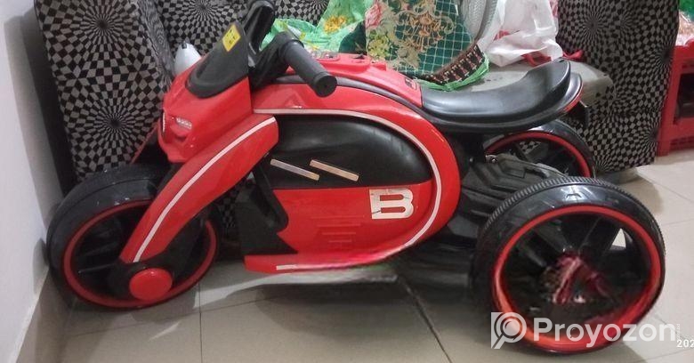 নতুন বাচ্চাদের বসে চালানোর গাড়ি।