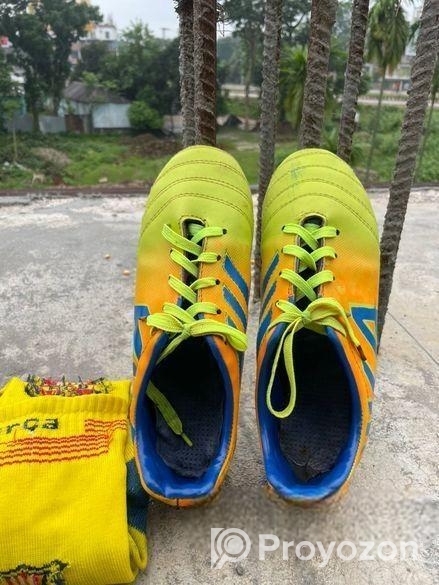 ফুটবল খেলার বুট বিক্রি হবে ১ জোড়া