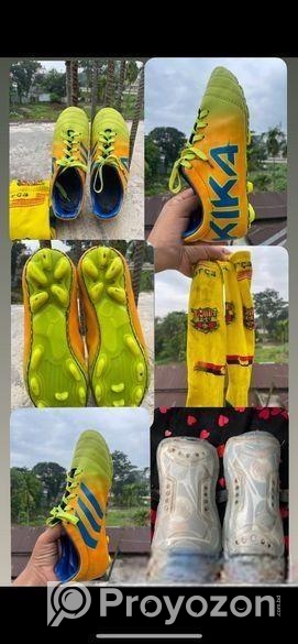 ফুটবল খেলার বুট বিক্রি হবে ১ জোড়া