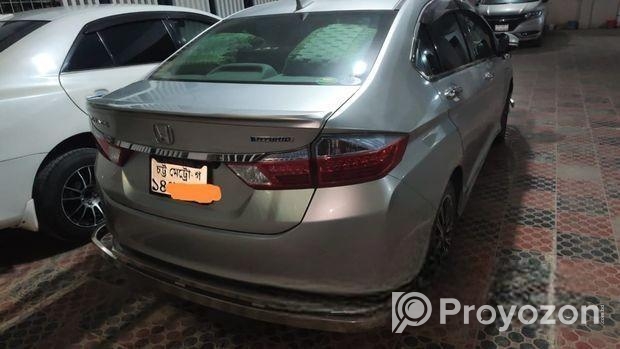 Honda Grace hybrid 2016