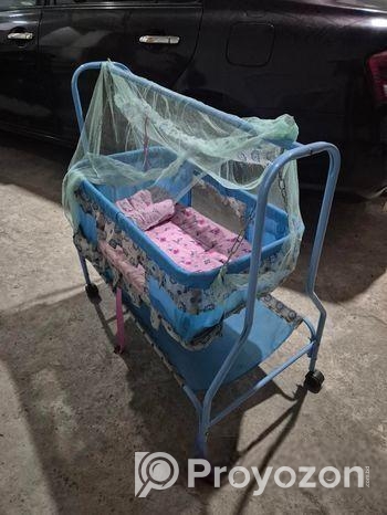 বাচ্চাদের দোলনা