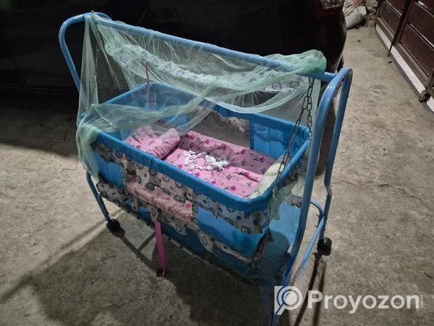 বাচ্চাদের দোলনা