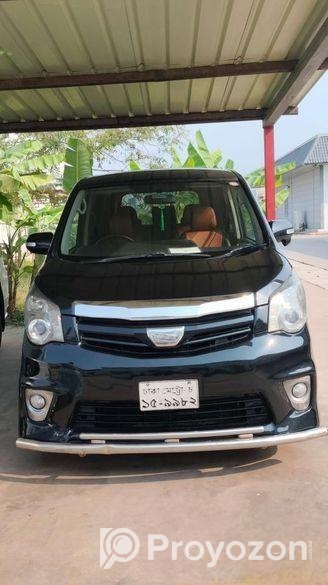 Toyota Noah 2012