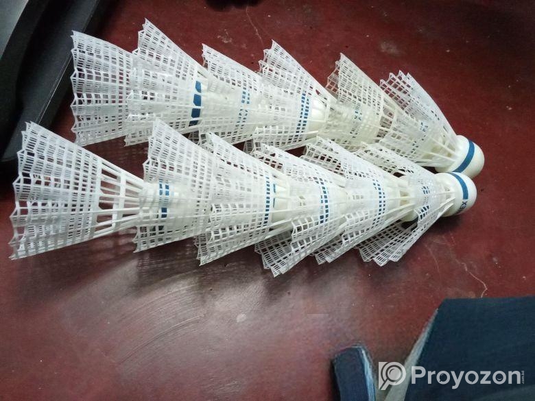 12 পিস Shuttlecock এবং একটি নেট বিক্রি হবে