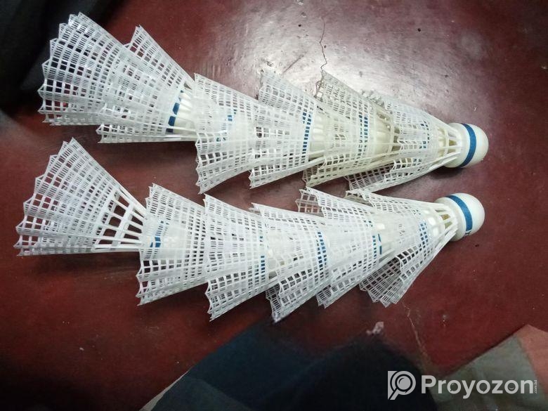 12 পিস Shuttlecock এবং একটি নেট বিক্রি হবে