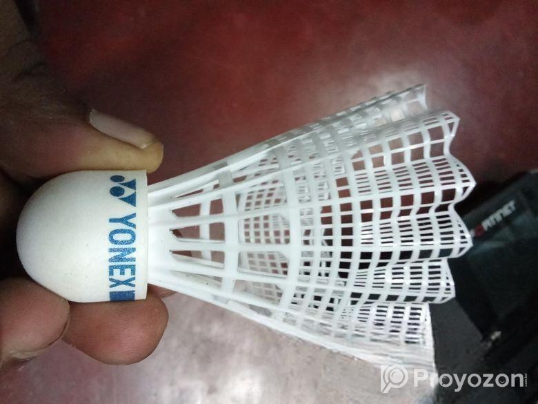 12 পিস Shuttlecock এবং একটি নেট বিক্রি হবে