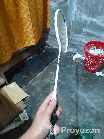 রের্কেট ব্যাটটি বিক্রি করা হবে