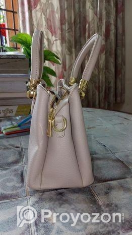 একটি বিদেশি হ্যান্ড ব্যাগ বিক্রি হবে