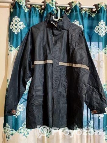 একটি রেইনকোট রেইন কোট (Rain Coat) বিক্রি করা হবে।