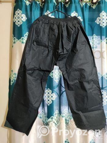 একটি রেইনকোট রেইন কোট (Rain Coat) বিক্রি করা হবে।