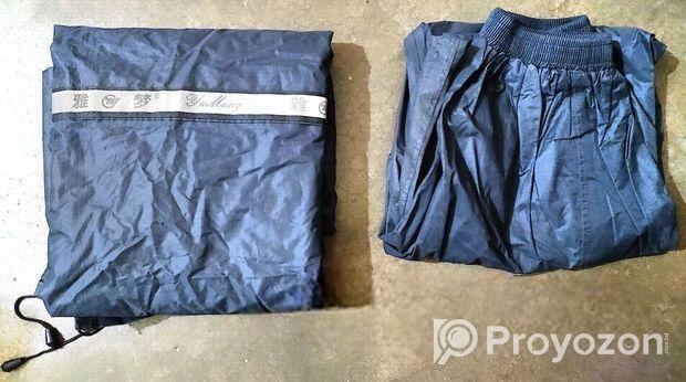 একটি রেইনকোট রেইন কোট (Rain Coat) বিক্রি করা হবে।