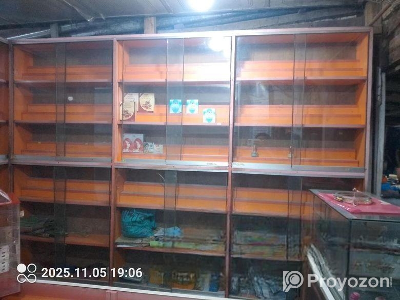 কসমেটিক্স দোকানের কয়েকটা গ্লাস শোকেস, কাঠের আলমারি ও কাউন্টার বিক