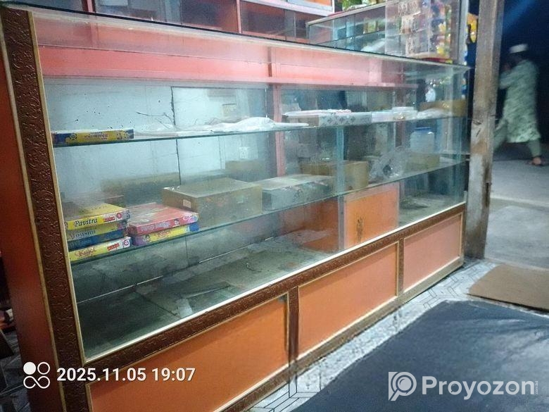 কসমেটিক্স দোকানের কয়েকটা গ্লাস শোকেস, কাঠের আলমারি ও কাউন্টার বিক