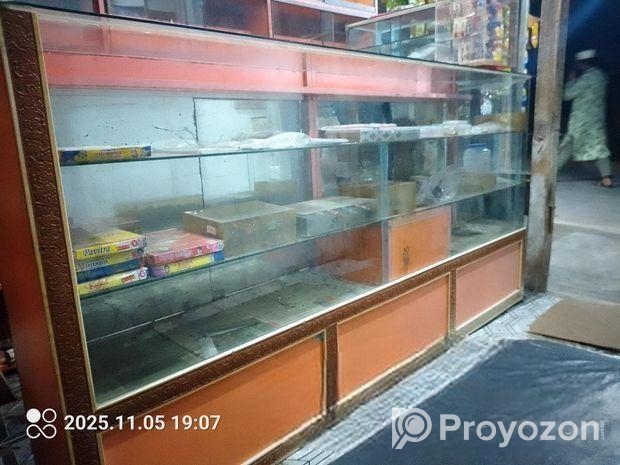 কসমেটিক্স দোকানের কয়েকটা গ্লাস শোকেস, কাঠের আলমারি ও কাউন্টার বিক