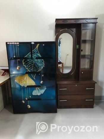 একটি আর এফ এল ওয়ারড্রব এবং ড্রেসিং আয়না