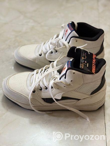 সাদা-কালো হাই-টপ স্নিকার্স