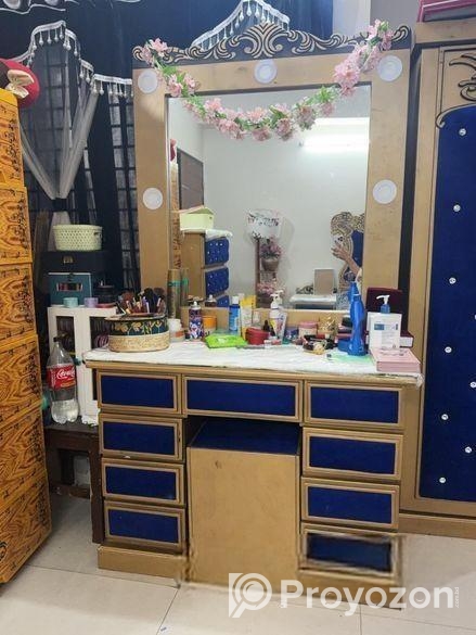স্বল্পমূল্যে একটি আধুনিক ডিজাইনের ড্রেসিং টেবিল বিক্রি করা হবে।