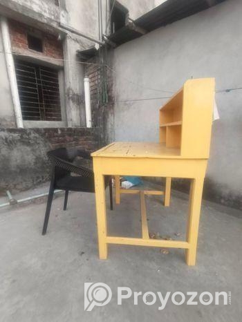 পড়ার টেবিল।