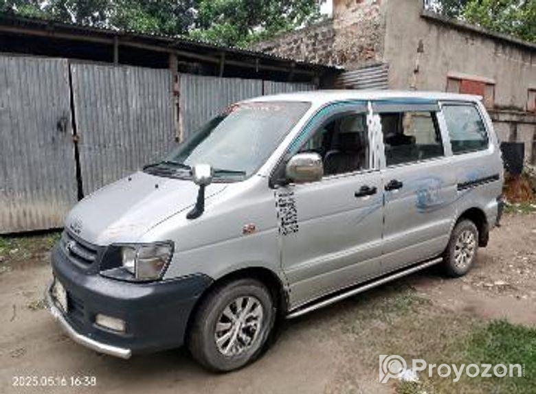 Toyota Noah . 2004