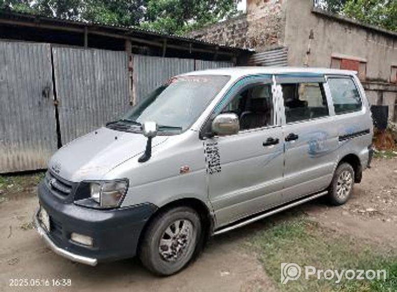 Toyota Noah . 2004